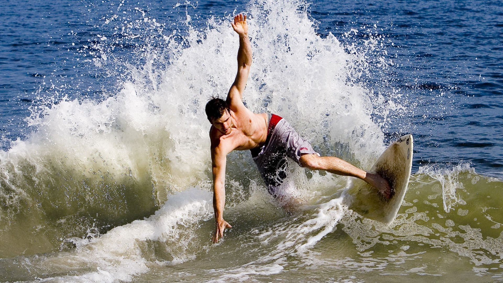 _快船在主场迎战劲敌，奋勇拼搏_，快船主场叫啥