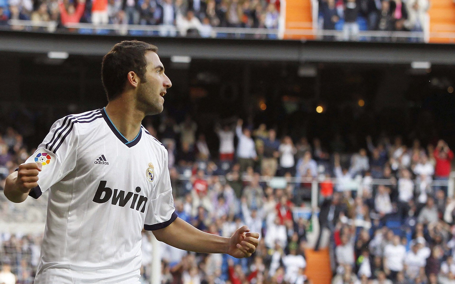 “中超联赛积分榜持续变化，争冠局势激烈”，中超联赛2021第一阶段积分